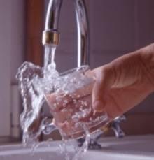 Acqua minerale Vs. acqua del rubinetto, quanto si risparmia?