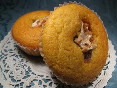 Ecco un'altra ricetta per far fuori gli avanzi ovvero: Muffin di farina gialla con marron glacè e torrone