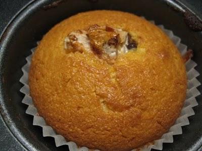 Ecco un'altra ricetta per far fuori gli avanzi ovvero: Muffin di farina gialla con marron glacè e torrone