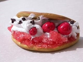 Crepès dolci con fragole, panna e scaglie di cioccolato