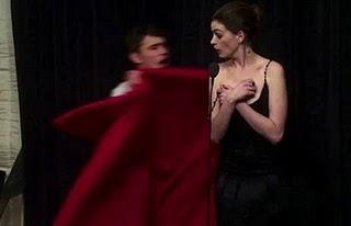 Notte degli Oscar: il vestito di Anne Hathaway scivola away ...