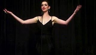 Notte degli Oscar: il vestito di Anne Hathaway scivola away ...
