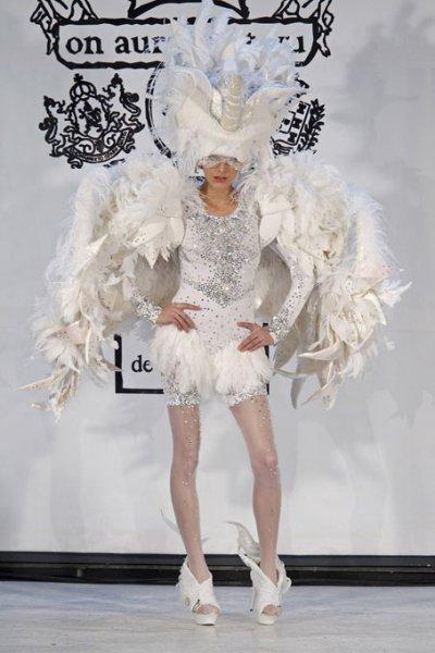 Lady Gaga commissiona un vestito a “On Aura Tout Vu”