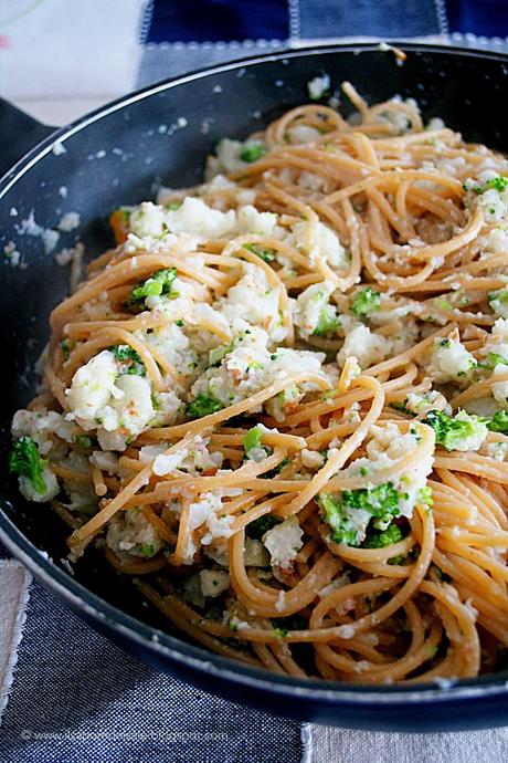 Pasta integrale al profumo d'arancia con cavolfiore, broccolo e mandorle...