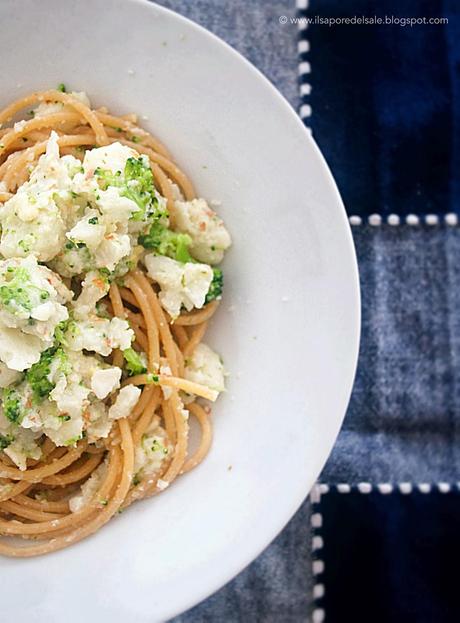 Pasta integrale al profumo d'arancia con cavolfiore, broccolo e mandorle...