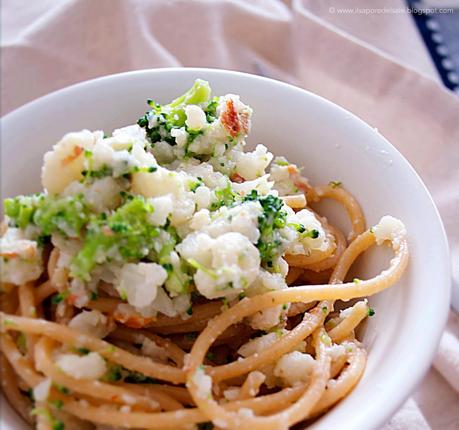 Pasta integrale al profumo d'arancia con cavolfiore, broccolo e mandorle...