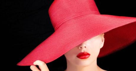 donna-con-cappello-rosso-960x500