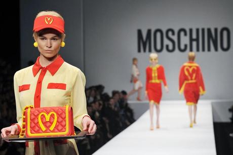 Milano Fashion Week: Scusate qualcuno ha ordinato un Big Mac da Moschino?