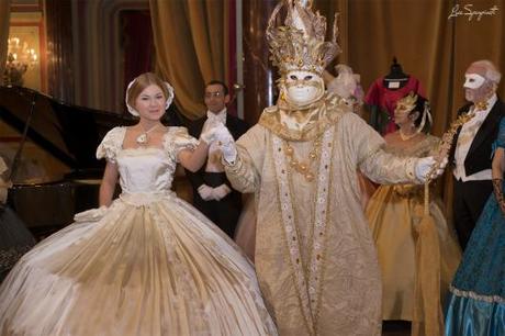 La vincitrice di Ballando con le stelle dell'anno scorso Anastasia Kuzmina insieme ad un attore che indossa la Maschera del Carnevale di Venezia 2014