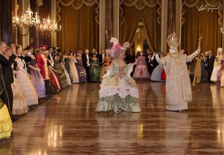 Gli Ospiti del Gran Ballo organizzato dalla Compagnia Nazionale di Danza Storica durante l'esibizione della Pavane in abito barocco