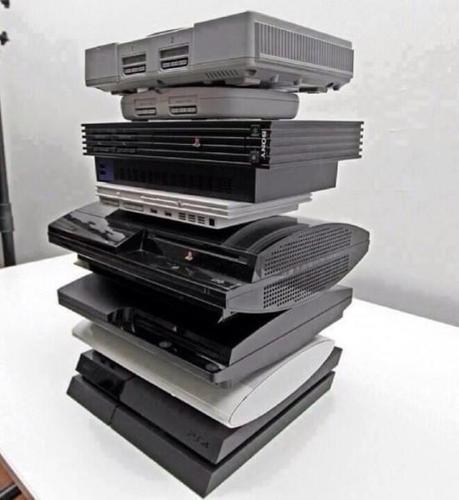 Ecco una torre fatta di Console PlayStation! PlayStationTower