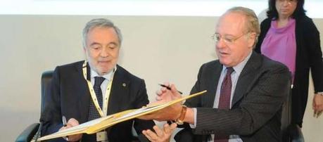 A destra Luigi Nicolais, presidente del Consiglio Nazionale delle Ricerche, e a sinistra Paolo Sarconi, amministratore delegato di di Eni S.p.A