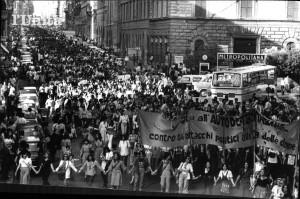 Manifestazione negli anni settanta per l'aborto.
