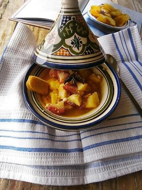 Tajine di Macedonia Calda con Crumble di Biscotti Tajine di Macedonia Calda con Crumble di Biscotti