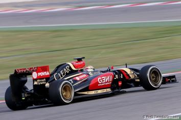 Pastor Maldonado (Lotus) on track with P Zero White medium tyres