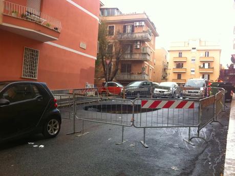 Via Revoltella a Monteverde. Durante le grandi piogge s'è creata la voragine, nessuno la aggiusta, l'Ama non può più passare, tolgono i cassonetti, il quartiere si riempie di monnezza Via Revoltella a Monteverde. Durante le grandi piogge s'è creata la voragine, nessuno la aggiusta, l'Ama non può più passare, tolgono i cassonetti, il quartiere si riempie di monnezza