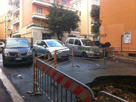 Via Revoltella a Monteverde. Durante le grandi piogge s'è creata la voragine, nessuno la aggiusta, l'Ama non può più passare, tolgono i cassonetti, il quartiere si riempie di monnezza Via Revoltella a Monteverde. Durante le grandi piogge s'è creata la voragine, nessuno la aggiusta, l'Ama non può più passare, tolgono i cassonetti, il quartiere si riempie di monnezza