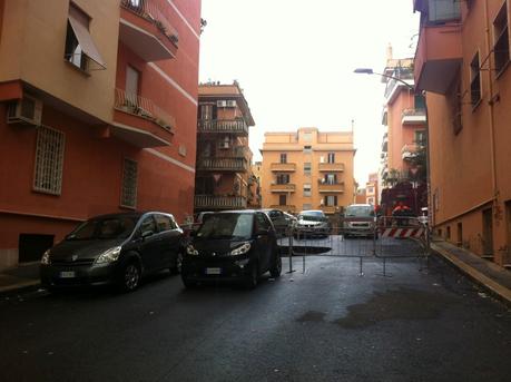 Via Revoltella a Monteverde. Durante le grandi piogge s'è creata la voragine, nessuno la aggiusta, l'Ama non può più passare, tolgono i cassonetti, il quartiere si riempie di monnezza Via Revoltella a Monteverde. Durante le grandi piogge s'è creata la voragine, nessuno la aggiusta, l'Ama non può più passare, tolgono i cassonetti, il quartiere si riempie di monnezza