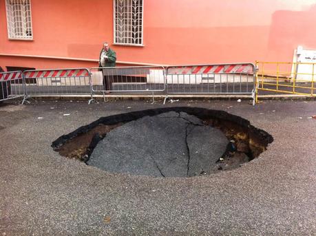 Via Revoltella a Monteverde. Durante le grandi piogge s'è creata la voragine, nessuno la aggiusta, l'Ama non può più passare, tolgono i cassonetti, il quartiere si riempie di monnezza Via Revoltella a Monteverde. Durante le grandi piogge s'è creata la voragine, nessuno la aggiusta, l'Ama non può più passare, tolgono i cassonetti, il quartiere si riempie di monnezza