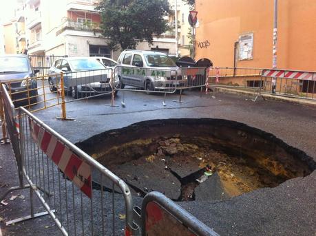 Via Revoltella a Monteverde. Durante le grandi piogge s'è creata la voragine, nessuno la aggiusta, l'Ama non può più passare, tolgono i cassonetti, il quartiere si riempie di monnezza Via Revoltella a Monteverde. Durante le grandi piogge s'è creata la voragine, nessuno la aggiusta, l'Ama non può più passare, tolgono i cassonetti, il quartiere si riempie di monnezza