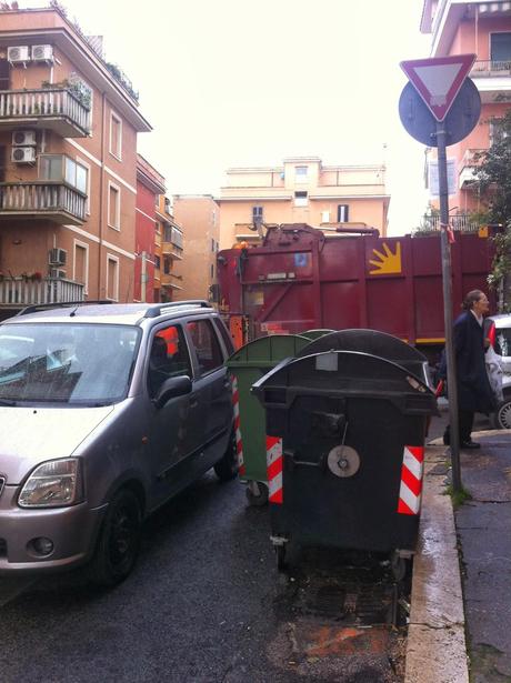 Via Revoltella a Monteverde. Durante le grandi piogge s'è creata la voragine, nessuno la aggiusta, l'Ama non può più passare, tolgono i cassonetti, il quartiere si riempie di monnezza Via Revoltella a Monteverde. Durante le grandi piogge s'è creata la voragine, nessuno la aggiusta, l'Ama non può più passare, tolgono i cassonetti, il quartiere si riempie di monnezza