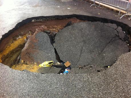 Via Revoltella a Monteverde. Durante le grandi piogge s'è creata la voragine, nessuno la aggiusta, l'Ama non può più passare, tolgono i cassonetti, il quartiere si riempie di monnezza Via Revoltella a Monteverde. Durante le grandi piogge s'è creata la voragine, nessuno la aggiusta, l'Ama non può più passare, tolgono i cassonetti, il quartiere si riempie di monnezza