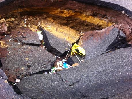 Via Revoltella a Monteverde. Durante le grandi piogge s'è creata la voragine, nessuno la aggiusta, l'Ama non può più passare, tolgono i cassonetti, il quartiere si riempie di monnezza Via Revoltella a Monteverde. Durante le grandi piogge s'è creata la voragine, nessuno la aggiusta, l'Ama non può più passare, tolgono i cassonetti, il quartiere si riempie di monnezza