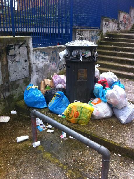 Via Revoltella a Monteverde. Durante le grandi piogge s'è creata la voragine, nessuno la aggiusta, l'Ama non può più passare, tolgono i cassonetti, il quartiere si riempie di monnezza Via Revoltella a Monteverde. Durante le grandi piogge s'è creata la voragine, nessuno la aggiusta, l'Ama non può più passare, tolgono i cassonetti, il quartiere si riempie di monnezza