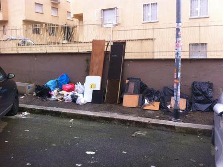 Via Revoltella a Monteverde. Durante le grandi piogge s'è creata la voragine, nessuno la aggiusta, l'Ama non può più passare, tolgono i cassonetti, il quartiere si riempie di monnezza Via Revoltella a Monteverde. Durante le grandi piogge s'è creata la voragine, nessuno la aggiusta, l'Ama non può più passare, tolgono i cassonetti, il quartiere si riempie di monnezza