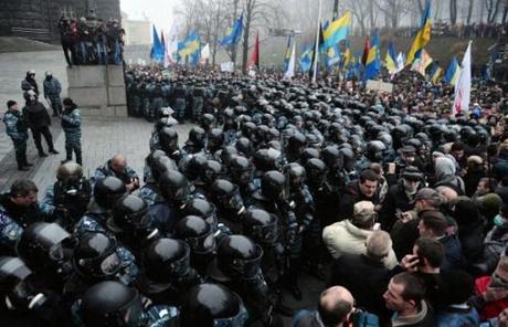 ucraina-manifestanti-gabinetto-ministri-ucraina-e1385367727280