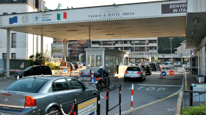 Il valico di Ponte Tresa al confine tra Italia e Svizzera (infoinsubria.com)