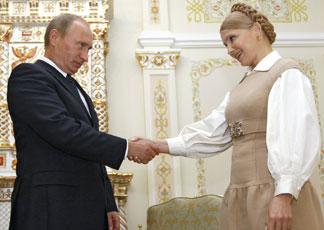 smorfia di timoshenko che stringe la mano di putin