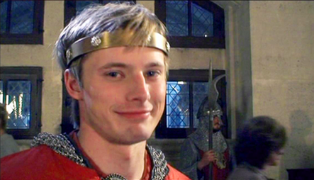 Bradley James tanto abbronzato in una foto del passato