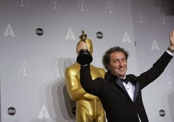 Sorrentino riporta in alto l'Italia: è suo l'Oscar per il miglior film.