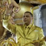 Ronaldo con l’abito color oro sul carro del Carnevale di Rio (foto)