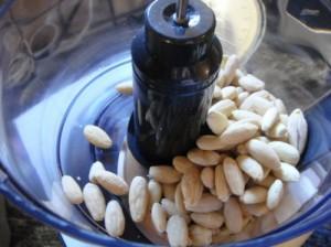 I ricci di pasta di mandorle MACINARE MANDORLE