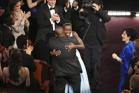 Steve McQueen e Lupita Nyongo'o si abbracciano dopo l'Oscar a 12 anni schiavo.