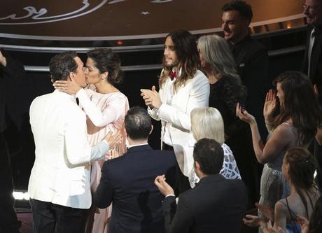Matthew MacConaughey (bacio con la moglia Camila Alves) e Jared Lero, premiati per Dallas Buyers Club.