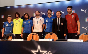 La presentazione della nuova maglia della nazionale italiana per i mondiale in Brasile (giornalettismo.com)