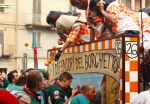 Al Carnevale di Ivrea si lanciano le arance