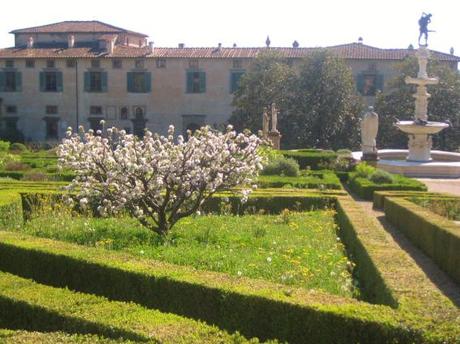 Uno scorcio del giardino all'Italiana della Villa medicea di Castello