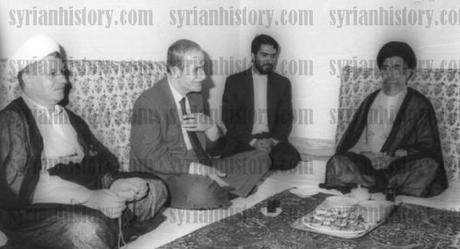 VUOI SAPERE COSA C’ENTRA IL CORANO CON I MISSILI SEQUESTRATI IERI DA ISRAELE AL LARGO DEL SUDAN? ALLORA LEGGI QUI… Una foto che ritrae il dittatore siriano Hafiz al Assad, padre di Bashar al Assad, in visita in Iran all'Ayatollah Rafsanjani e alla Guida Suprema Ali Khamenei