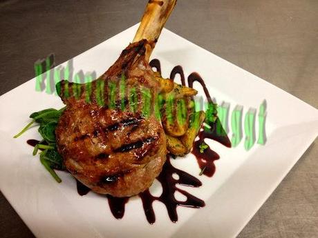 Costolette di vitello con salsa di more Costolette di vitello con salsa di more