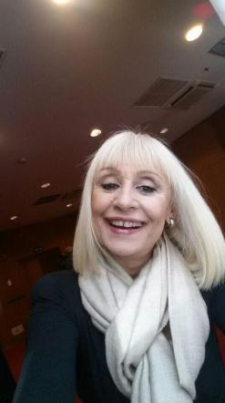 Raffaella Carrà esordisce su Twitter con un selfie