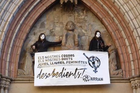 Due femministe incatenate alla Cattedrale del Mare di Barcellona, contro la nuova legge dell'aborto