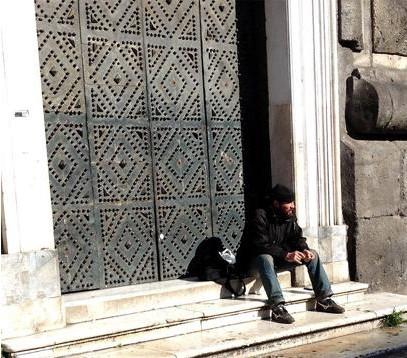 Oggi i funerali di ‘o Barone, ma a Piazza del Gesù spunta il suo sosia Sosia