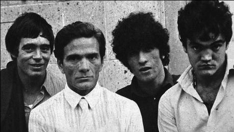 Pssolini con (da sx) Franco Citti, NInetto Davoli e l'Ettore Garofalo di 'Mamma Roma'.