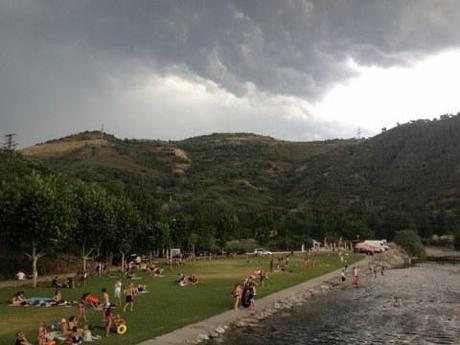 Nubi minacciose sulla spiaggia fluviale di Villafranca