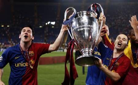 Messi e Iniesta alzano la Coppa dei Campioni dopo la finale vinta contro il Manchester United nel 2009