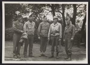 Walker Hancock, Lamont-Moore, George Stout insieme a due soldati a Marburg, in Germania, nel 1945